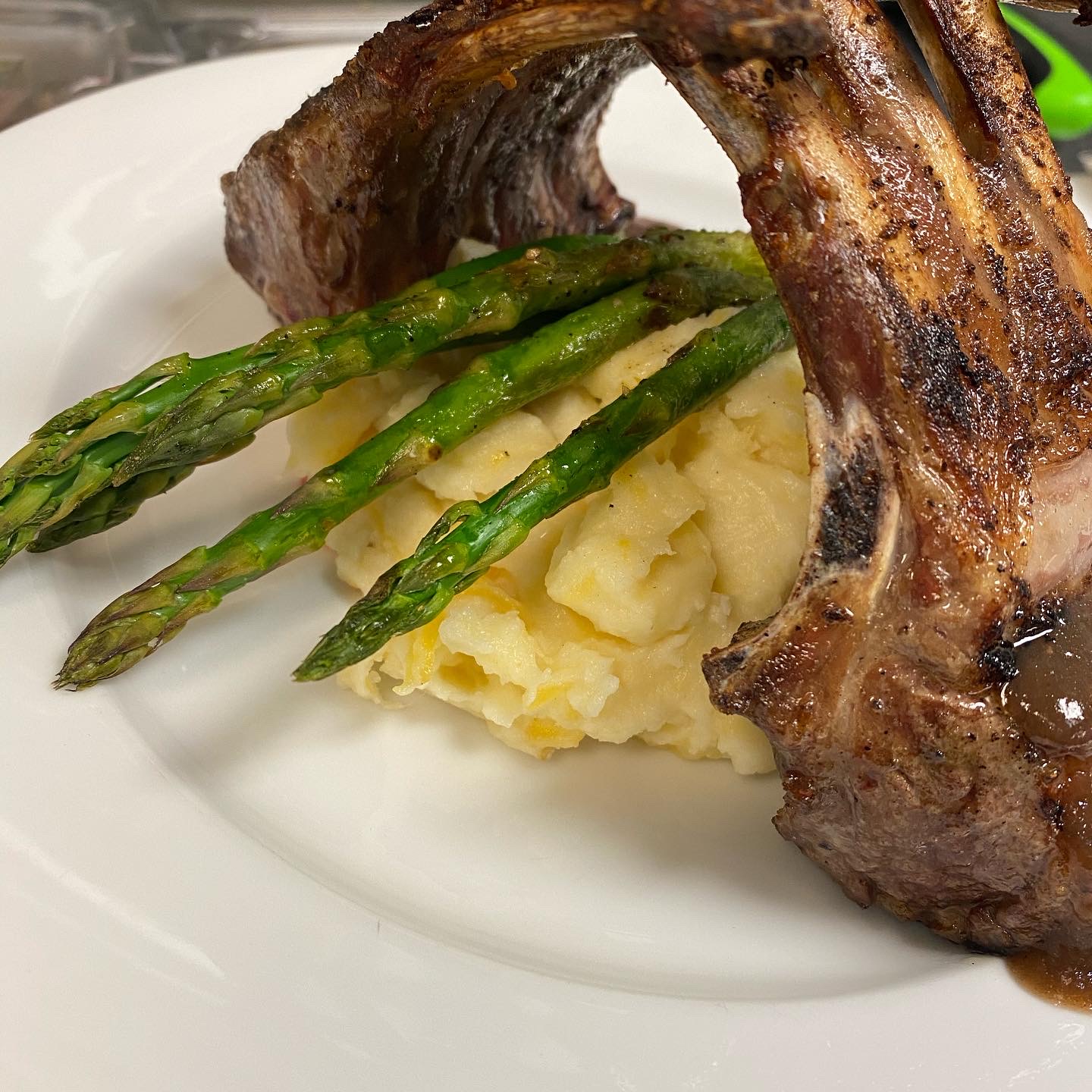 Grilled rack of lamb chops with whipped potatoes and asparagus